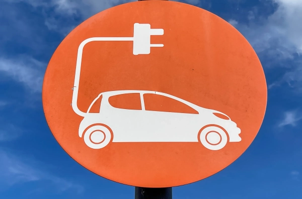 Европа отменяет запрет на бензиновые автомобили после 2035 года: что это значит для «зеленой» политики 5 Знак пункта зарядки электромобилей установлен в Бристоле, Англия.