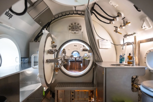 Внутренний вид Vanguard во время выставки «Жизнь под водой»: компания DEEP, занимающаяся океанической инженерией и технологиями, представила Vanguard, пилотный проект подводной среды обитания человека, в ангаре Regatta Harbour 29 октября 2025 года в Майами, Флорида.