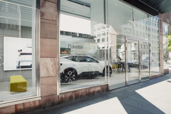 Европа отменяет запрет на бензиновые автомобили после 2035 года: что это значит для «зеленой» политики 4 Выставочный зал Polestar в Стокгольме, Швеция.