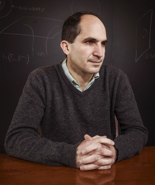 Космический парадокс раскрывает ужасные последствия существования Вселенной без наблюдателя 2 Мужчина в коричневом свитере за столом.