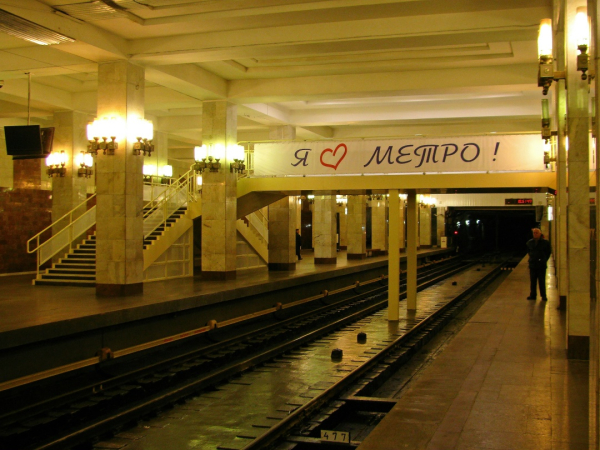 Перейти между платформами на Московской можно через торцевые лестницы и кассовые залы, а к пуску Горьковской в середине станции возвели ещё и мостик