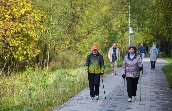 Люди в парке Яуза в Москве Люди в парке Яуза в Москве - РИА Новости, 1920, 13.11.2025