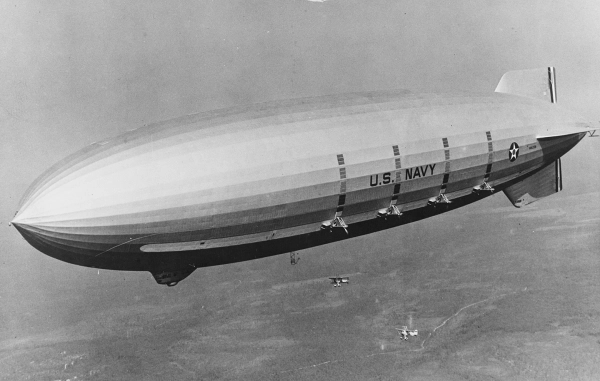 Жёсткий дирижабль USS Macon (ZRS-5) и два самолёта сопровождения, 1933 г.