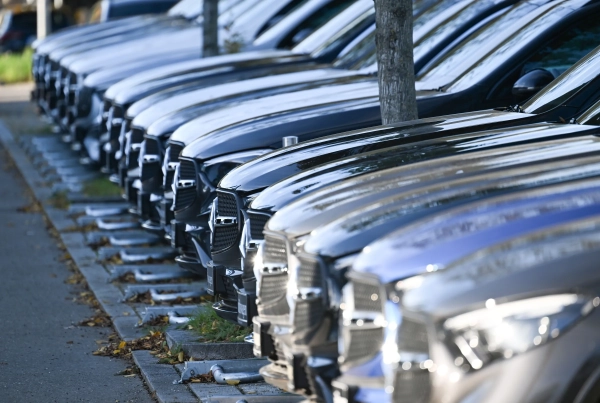 Европа отменяет запрет на бензиновые автомобили после 2035 года: что это значит для «зеленой» политики 2 Автомобили автопроизводителя Mercedes-Benz припаркованы перед автосалоном.