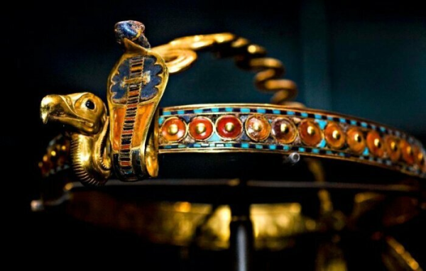 Рис. 2. Золотая диадема из гробницы фараона Тутанхамона. Рис. 2. Золотая диадема из гробницы фараона Тутанхамона.