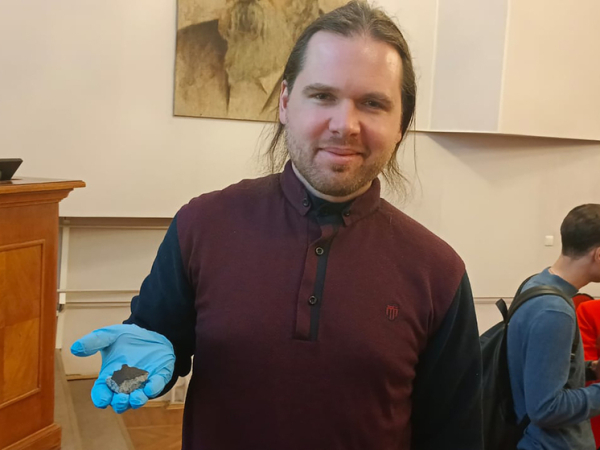 Его назвали Окуловка: метеорит, упавший в конце октября, представили в Москве 2 ego-nazvali-okulovka-meteorit-upavshij-v-konce-oktjabrja-predstavili-v-moskve-87595e5.jpg