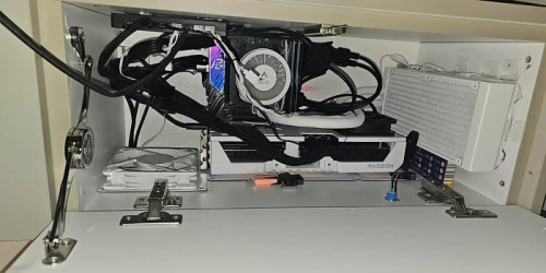 Энтузиаст собрал систему в ящике под телевизором Энтузиаст собрал систему в ящике под телевизором