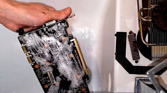 Энтузиаст вычистил видеокарту ASUS ROG Matrix 9800 GT, полностью забитую смолой от сигарет Энтузиаст вычистил видеокарту ASUS ROG Matrix 9800 GT, полностью забитую смолой от сигарет