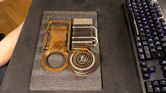 Энтузиаст вычистил видеокарту ASUS ROG Matrix 9800 GT, полностью забитую смолой от сигарет Энтузиаст вычистил видеокарту ASUS ROG Matrix 9800 GT, полностью забитую смолой от сигарет