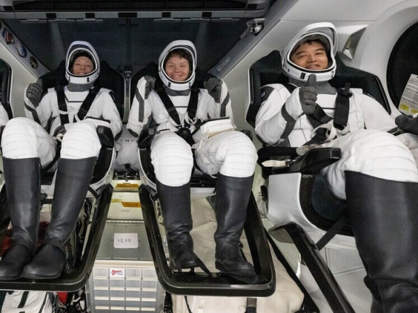 Еще три астронавта застряли в космосе из-за повреждения их корабля 2 eshhe-tri-astronavta-zastrjali-v-kosmose-iz-za-povrezhdenija-ih-korablja-a3f491e.jpg