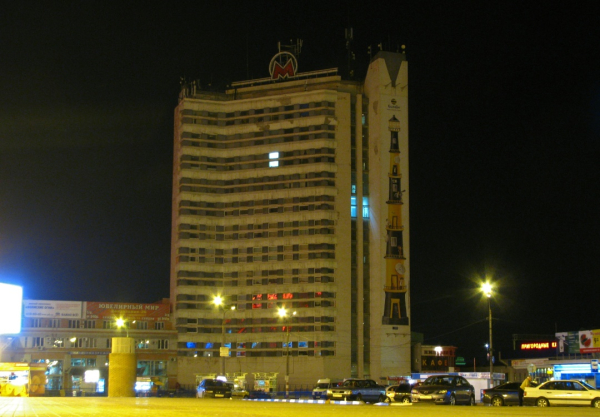 Какое-то время Метрополитен зарабатывал, сдавая огромную «свечку» своего Управления под фасадную рекламу