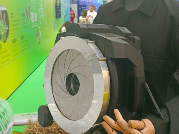 Летательный аппарат, повторяющий тело стрекозы, показали на Конгрессе молодых ученых