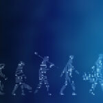 Эволюция человека к цифровой форме на светло-синем фоне.