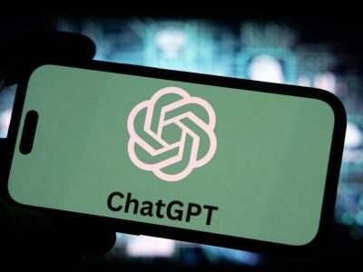 Смартфон с логотипом ChatGPT на экране, технология ИИ для общения и помощи.