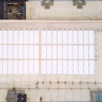 Солнечные панели на крыше здания, вид сверху, промышленная установка.