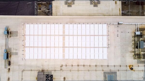 Солнечные панели на крыше здания, вид сверху, промышленная установка.