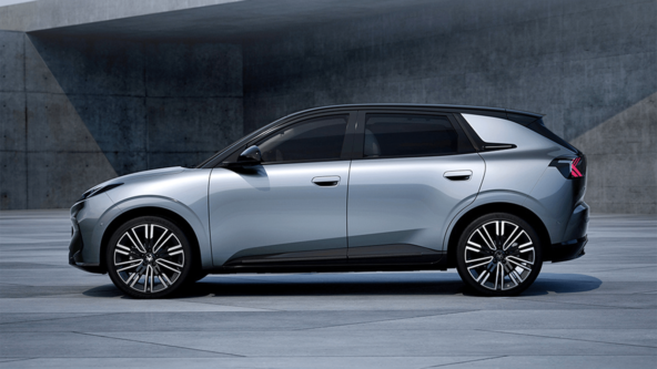 Серый кроссовер на фоне бетонной стены, вид сбоку, современный автомобильный дизайн.