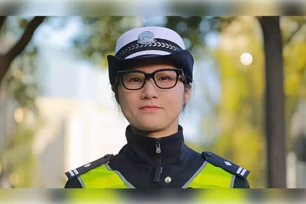 Полицейский в форме с фуражкой и светоотражающим жилетом на улице.