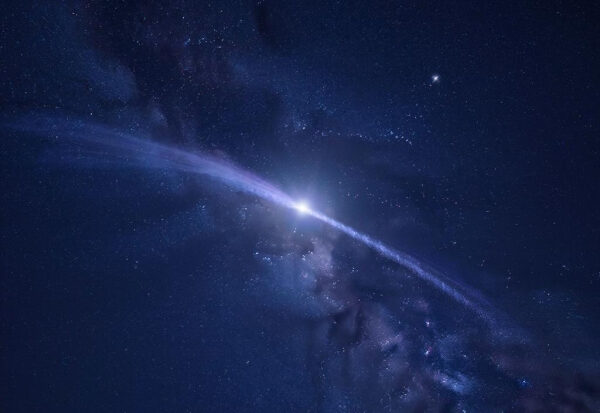 Звездное небо и галактика с ярким светосяющим центром.