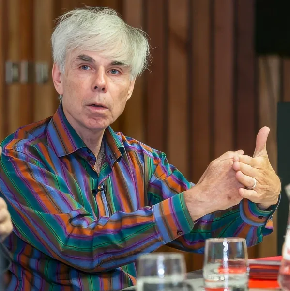 Доказательство «Десяти мартини» использует теорию чисел для объяснения квантовых фракталов. 2 Седовласый мужчина в яркой рубашке.