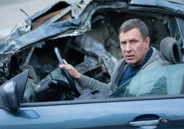 Мужчина в разбитой машине смотрит испуганно, авария, разрушенный авто.