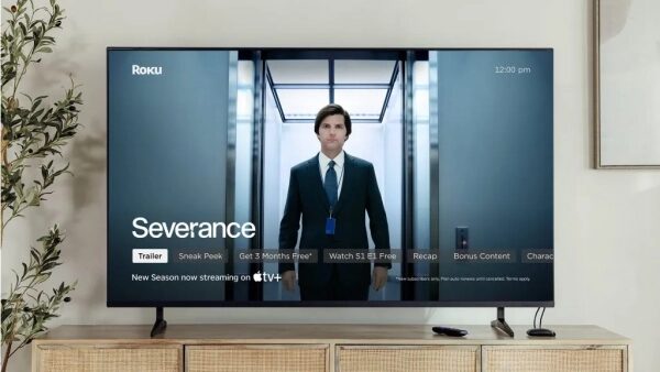 Телевизор с сериалом на экране, постер "Severance", реклама потокового сервиса.