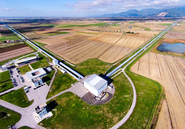 Вид сверху на Деву — гигантский инструмент, напоминающий букву L, выбитую на ландшафте.