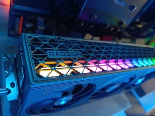 Видеокарта Radeon с RGB-подсветкой и вентилятором, вид сбоку.