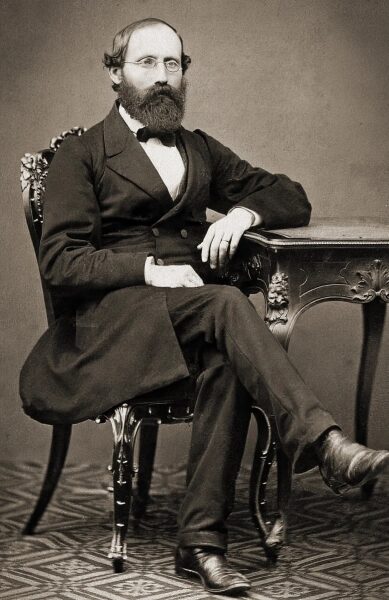 Представляем вашему вниманию многообразие — концепцию, изменившую представление математиков о пространстве. 2 Изображение может содержать: Бернхард Риман, сидящий человек, лицо, голова, фотография, портрет, взрослые аксессуары и формальная одежда.