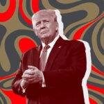 Человек в деловом костюме на фоне абстрактных узоров красного и серого цветов.