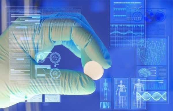 Рука в перчатке держит таблетку на фоне цифровых медицинских диаграмм.