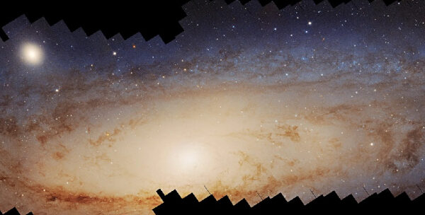 Спиральная галактика Андромеда, звезды и космическая пыль в глубоком космосе.