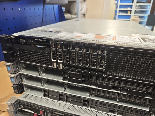 Серверы Dell PowerEdge в серверной стойке, вид спереди на порты и разъемы.