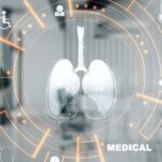 Футуристическое изображение легких с медицинскими данными и диаграммами.