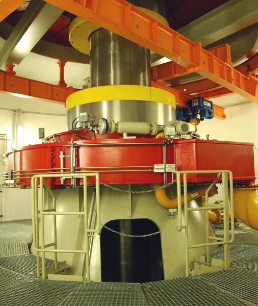 Изображение может содержать архитектурные элементы, здания, заводы и машины.