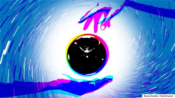 Цветной шар между двумя руками на ярком фоне с линиями движения.