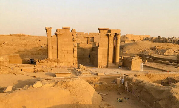 Древний храм в пустыне, архитектурные руины, историческое наследие Египта.