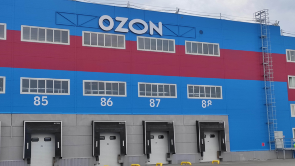 Склад Ozon с грузовыми воротами и нумерацией, сине-красное здание.