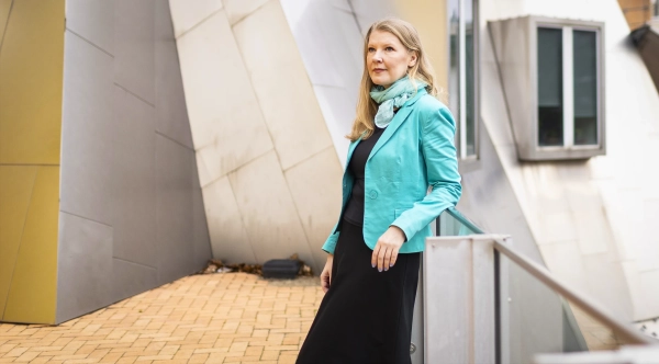 Федоренко прислоняется к перилам кампуса Массачусетского технологического института.