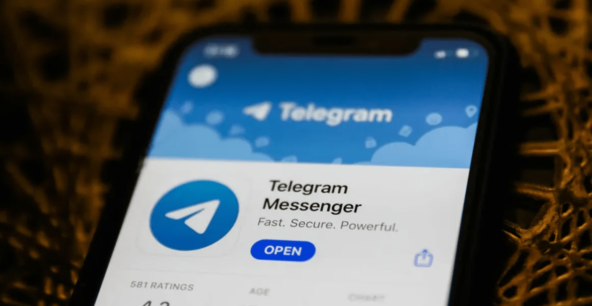 Приложение Telegram на экране смартфона.
