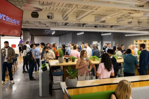 Почему лучшие технологические доклады этого года проходили за коктейлями на StrictlyVC? 4 StrictlyVC Пало-Альто 2025