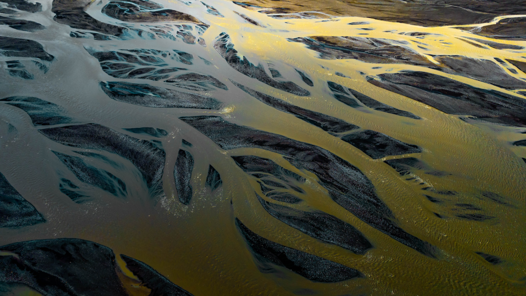 Ученые утверждают: Речное пиратство 2 Аэрофото извилистой реки с разноцветной водой и песчаными отмелями.