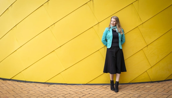 Федоренко прислоняется к желтой стене.