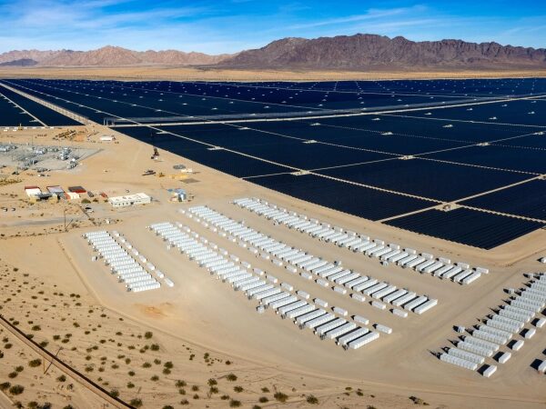 Вид с воздуха на солнечные электростанции и аккумуляторные накопители энергии в пустыне.