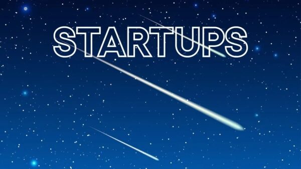 Текст "STARTUPS", падающие звезды, ночное небо, вдохновение для бизнеса.