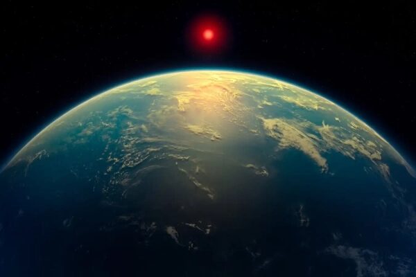 Вид планеты Земля из космоса с красной звездой на горизонте в темном небе.