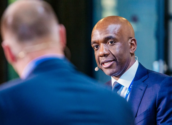 Джеймс Манийка замечен через плечо человека, находящегося вне фокуса