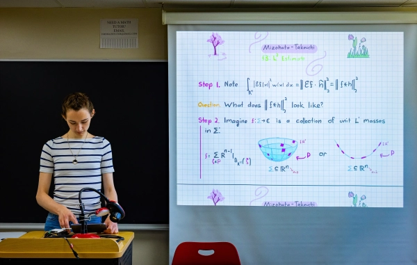 В 17 лет Ханна Каиро разгадала важную математическую загадку. 4 Женщина читает лекцию.