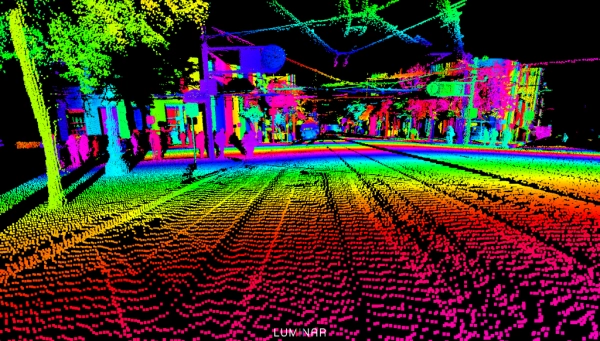 Лазерное сканирование улицы в 3D с разноцветными точками LiDAR технологии.