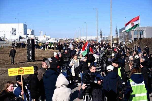 Экологические издержки и последствия для прав человека инвестиций Китая в чистую энергетику за рубежом. 8 1 февраля в Дебрецене прошла демонстрация протеста против расширения производства аккумуляторов.